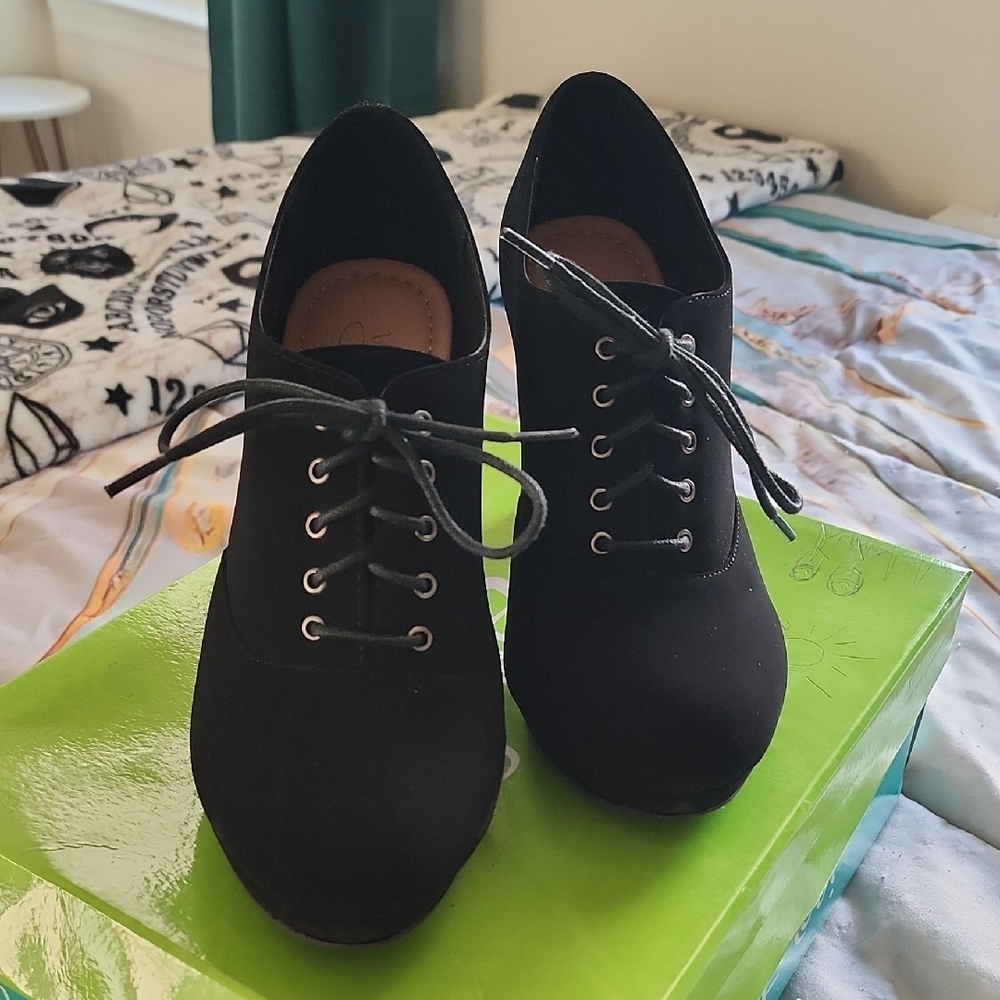 Elegant Black Women's Lace-Up Shoes